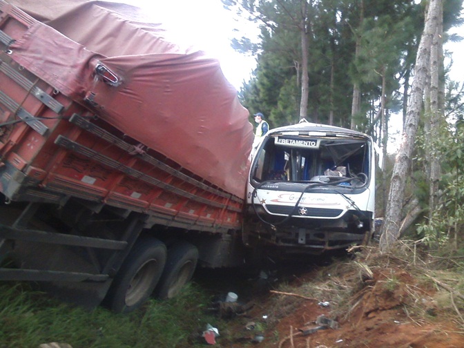 Estudante morre e outros 11 ficam feridos em acidente na BR 280