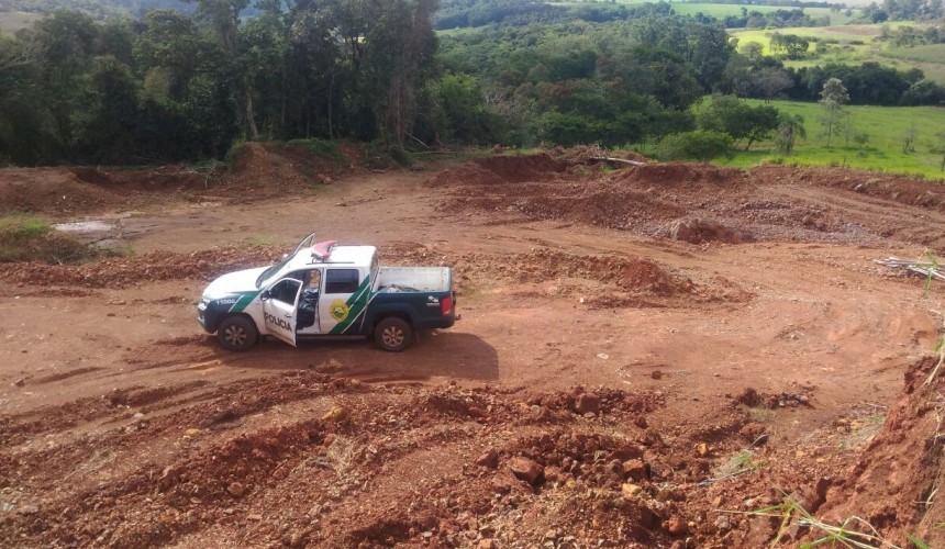 Polícia Ambiental encontra retirada de cascalho e desmate ilegal em Capitão Leônidas Marques
