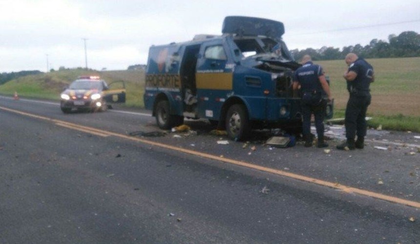 Assaltantes usam caminhão de Capitão para bloquear rodovia e limpam carro-forte em Araucária