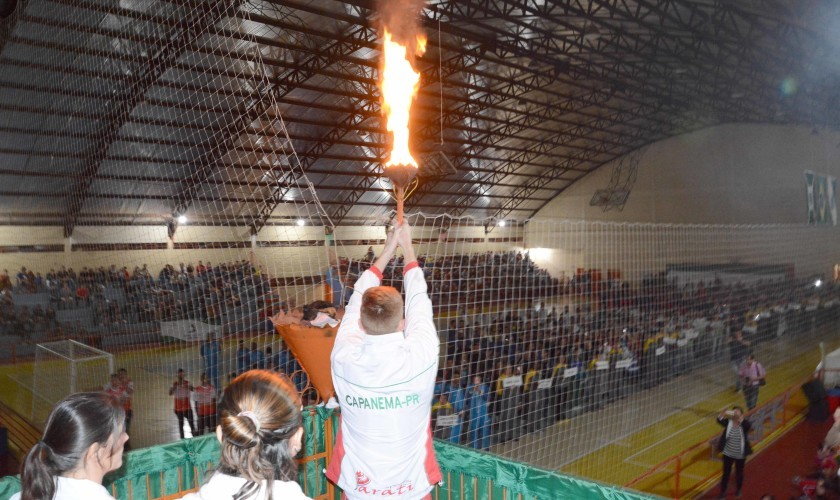 Arquibancada lotada e apresentação de ginástica rítmica na abertura dos JAPs em Capanema