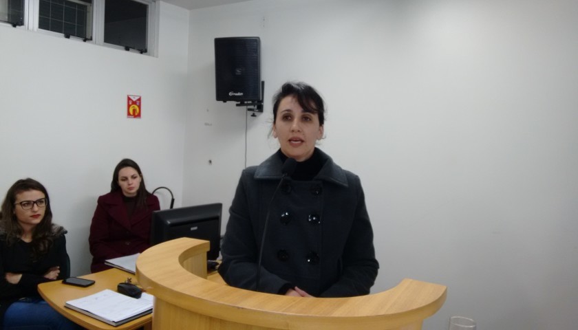 Secretária de Educação de Capitão repassa informações aos vereadores durante sessão ordinária