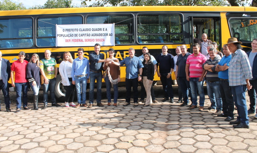 Deputado Sergio Souza entrega um ônibus e uma carregadeira para o município de Capitão