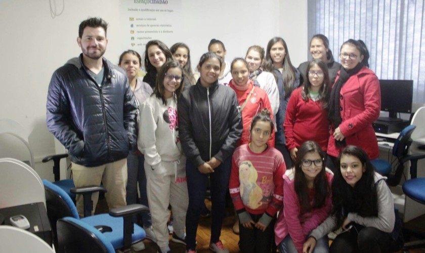 Profissionais da Agencia do Trabalhador fazem orientação para adolescentes do Programa Socializando Cidadão