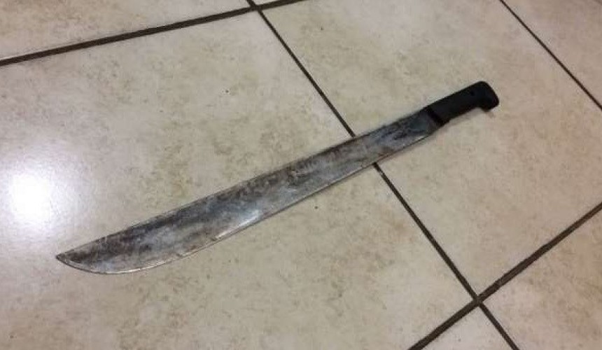 Lindoeste: Homem tem dedo decepado com facão e agressor é preso