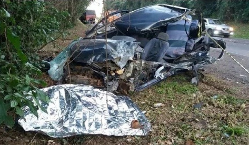 Rapaz morre em acidente entre carro e caminhão na PR-182