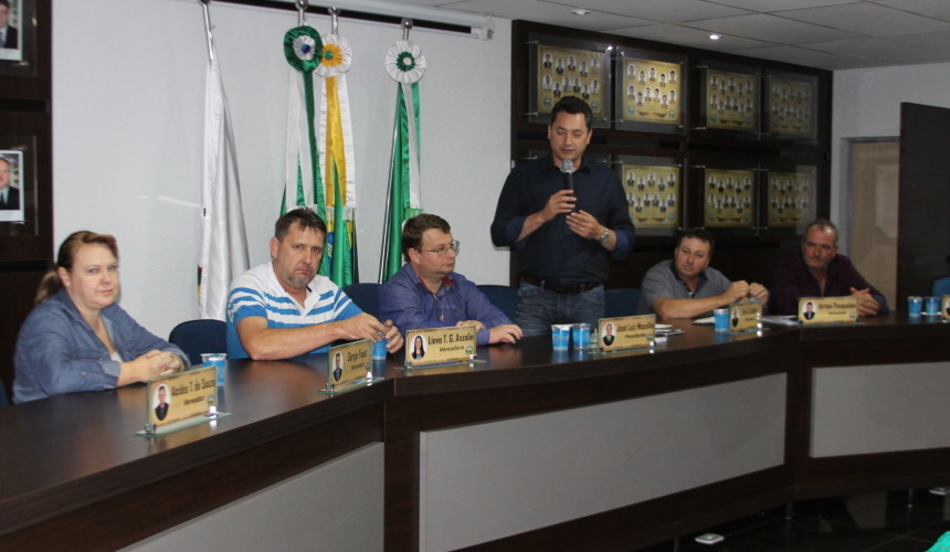 Nova Prata do Iguaçu: Deputado Sergio Souza entrega ônibus escolar e asfalto do São João do Vorá