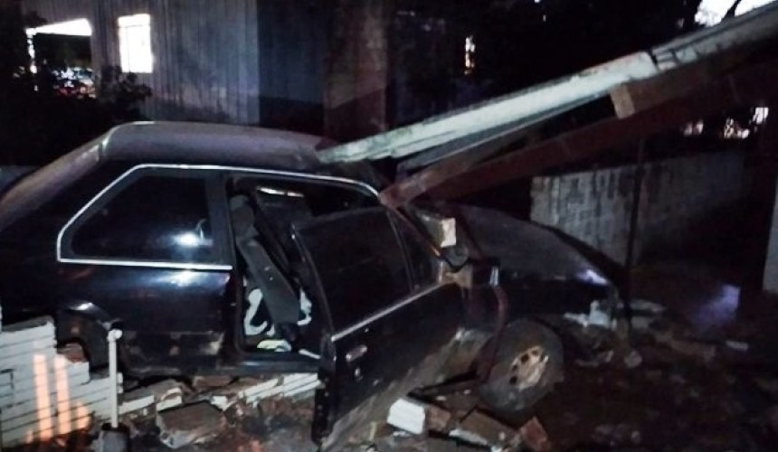 Após colisão com moto, carro atinge residência em Capanema