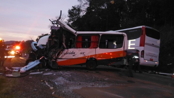 Capitão:Dois ônibus batem de frente e três pessoas morreram 