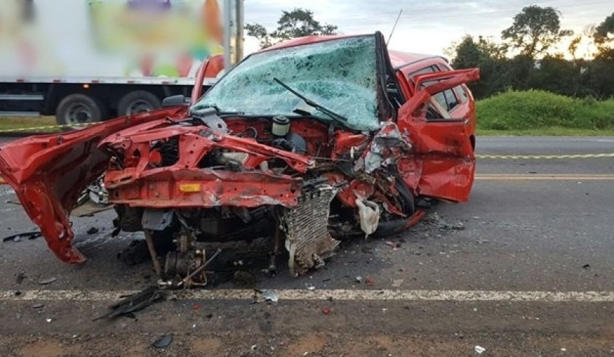 Mulher morre em acidente envolvendo três carros na PR-182