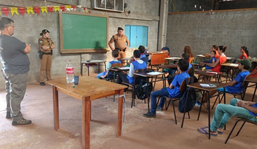 Policias Militares de Capitão fazem palestra para alunos Projeto Social Sou da Paz