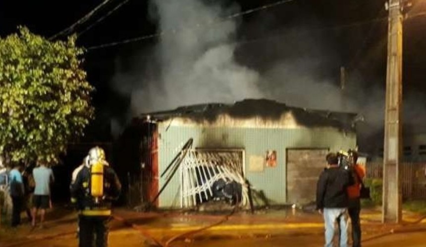 Duas pessoas morrem carbonizadas durante incêndio em Foz do Iguaçu