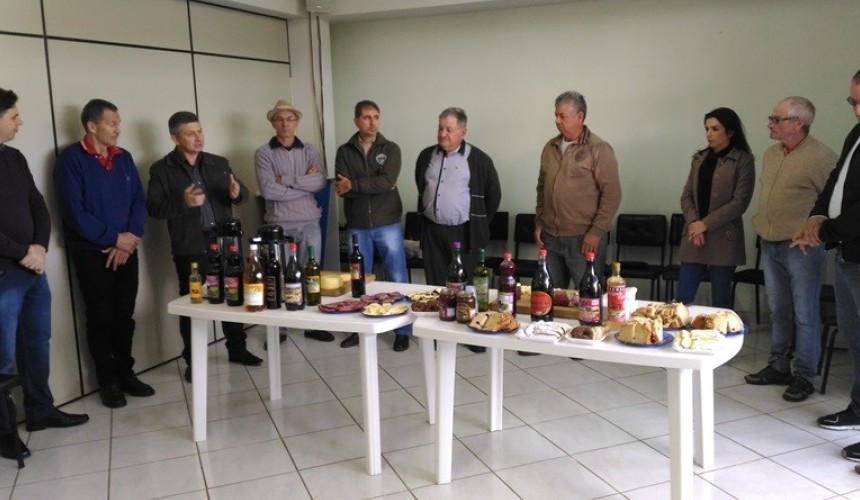 Comissão de Salgado Filho divulga produtos da festa do Vinho e do Queijo   em Francisco Beltrão