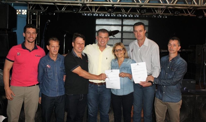 Deputado entrega empenho para trecho de calçamento em Santa Lucia