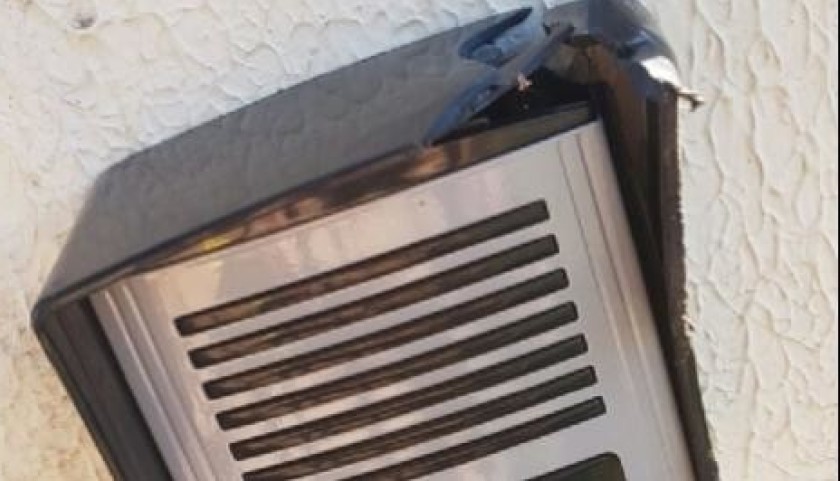 Querendo ir pra cadeia, homem quebra interfone na sede da PM