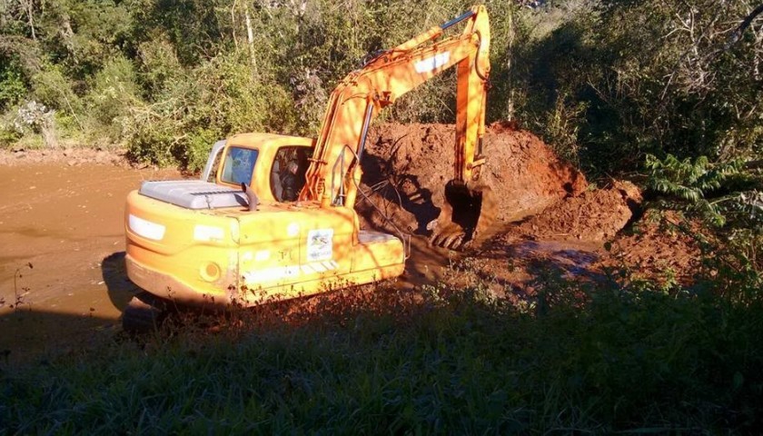 ProCaxias: Patrulha de escavadeira de açudes está tralhando em Três Barras do Paraná