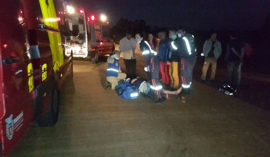 Dois ficam feridos em acidente entre carro e moto na BR-163