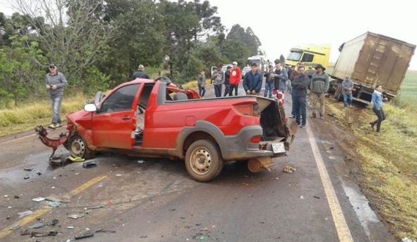PR 180: Mulher morre em acidente entre carro com placa de Salto do Lontra e dois caminhões