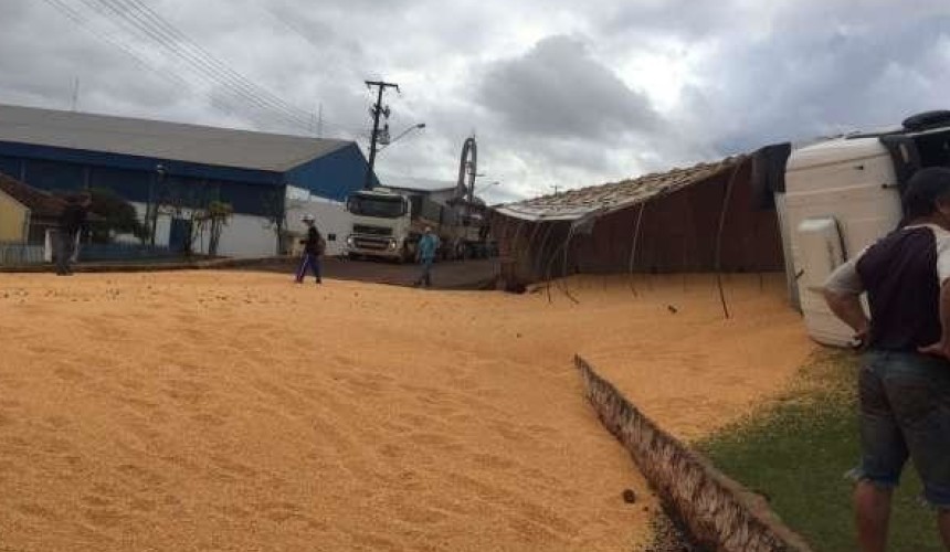 Carreta tomba na BR 163 e moradores saqueiam carga em Lindoeste