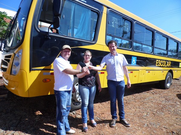 Prefeito de Boa Esperança do Iguaçu entrega mais um ônibus escolar