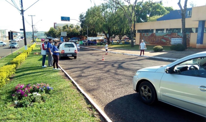 Alunos da APAE de Capitão fazem blitz com entrega de panfletos e lembrancinhas