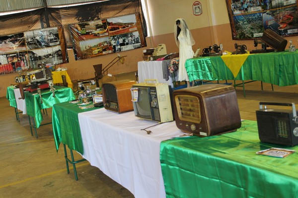 Escola de Capitão realiza exposição de fotos e objetos antigos 