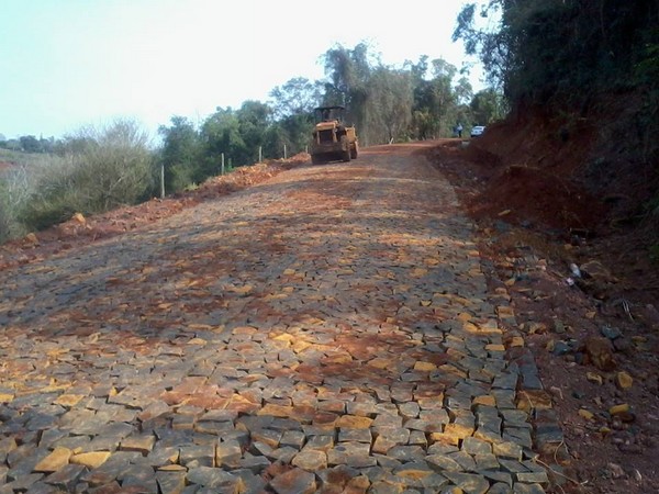 Nova Prata:Calçamento que liga a ponte do Rio Jaracatiá foi finalizado