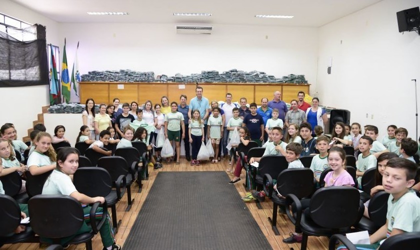 Alunos das Escolas Municipais de Santa Lúcia recebem uniformes