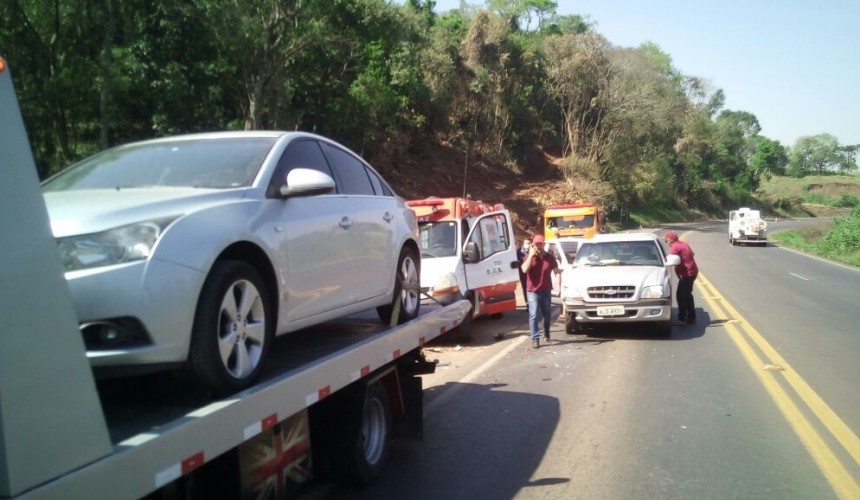 Colisão traseira entre S 10 e caminhão na BR 163 em Capitão