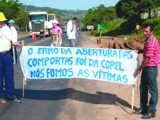  Moradores fecham BR-163 e pedem indenização à Copel