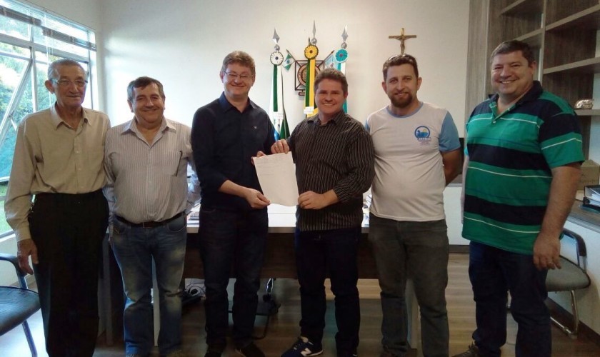 Ivar Barea entrega ao prefeito Claudio emenda de 500.00,00 do Deputado Assis do Couto