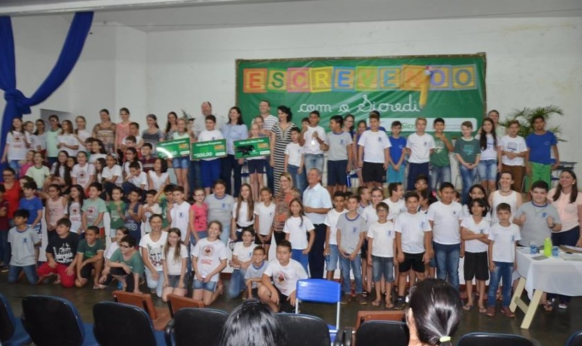 Pais, alunos e professores lotam a Casa da Cultura para a final do “Escrevendo com o Sicredi”