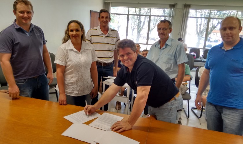 Administração Municipal de Capitão repassa subsolador para associação de agricultores e maquinas de lacrar embalagens para associação dos orgânicos