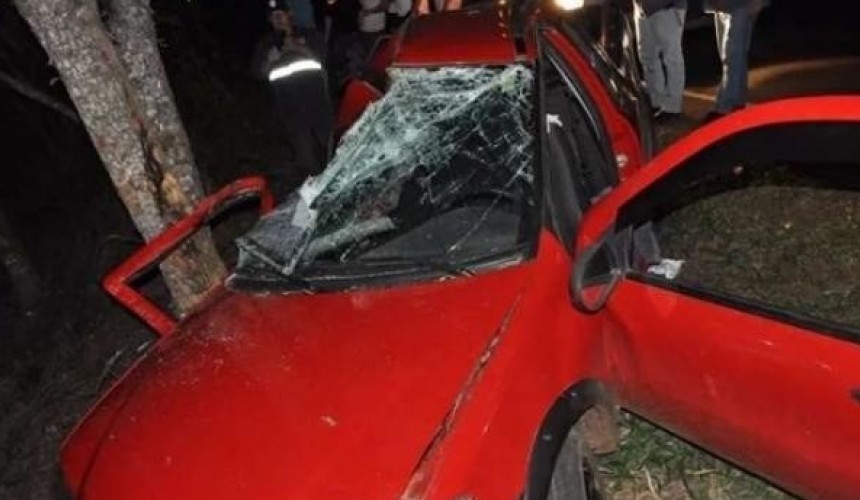Jovens ficam feridos ao bater carro em árvore na PR 471 em Salto do Lontra