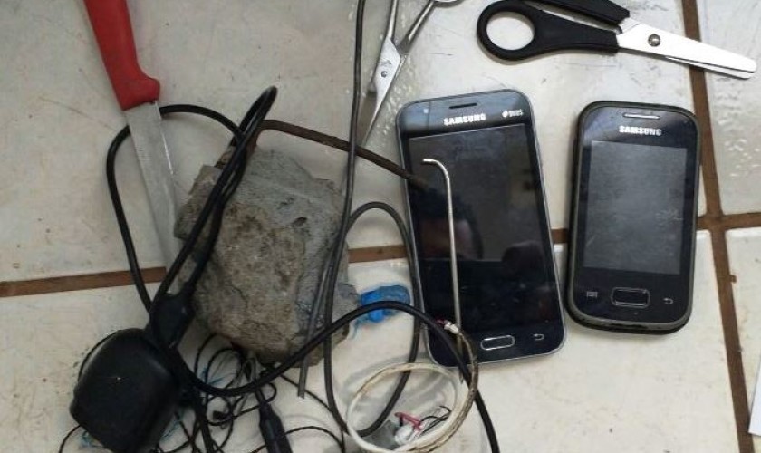 Celulares e objetos são  encontrados em operação bate grade na cadeia de Capitão