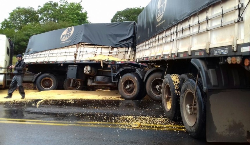 Capitão: Carreta se atravessa na pista, derrama milho e bloqueia a BR 163 por  um período