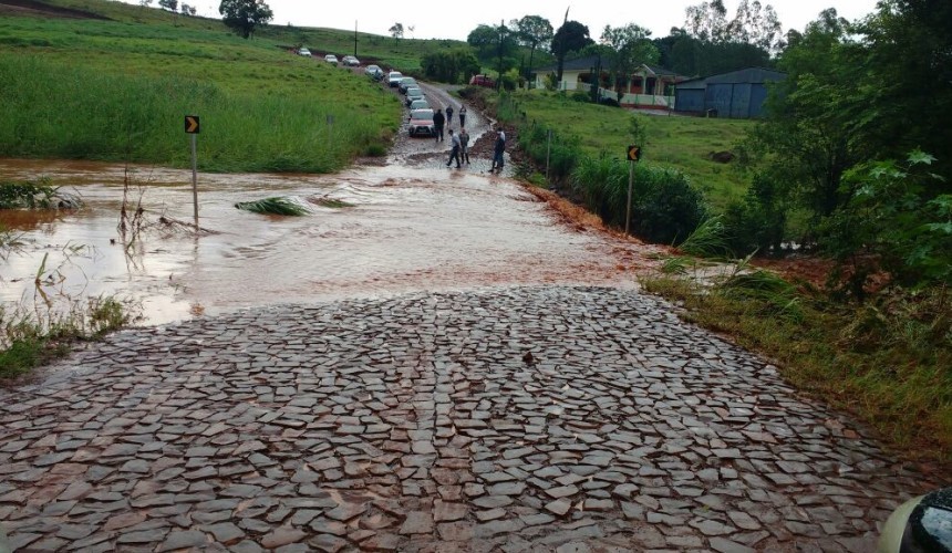 Fotos e Vídeos: Chuvarada causa danos em Nova Prata