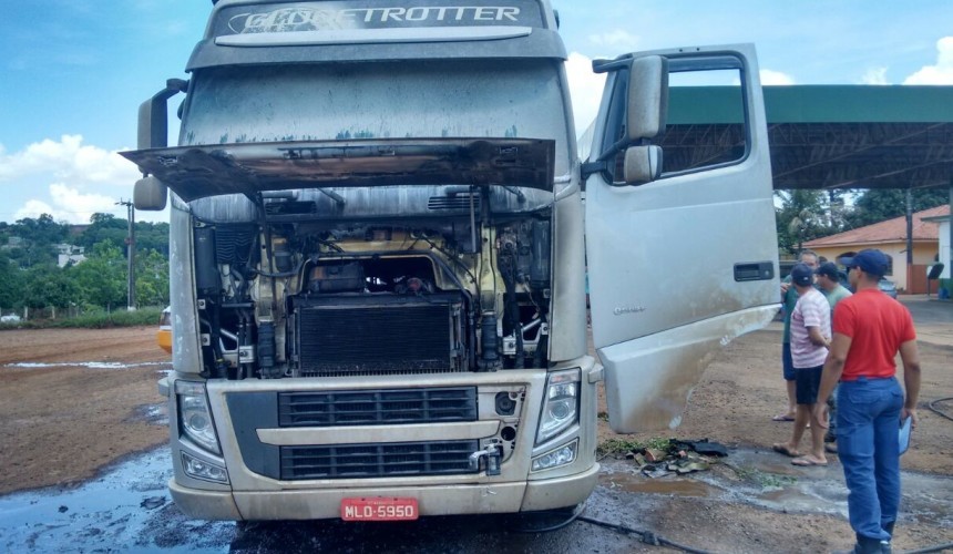 Principio de incêndio é registrado em carreta carregada de arroz na BR 163