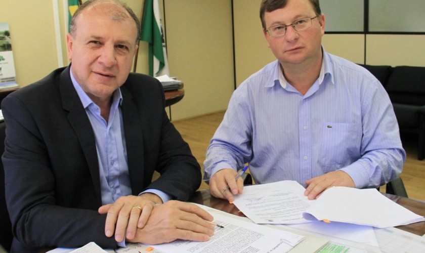 Prefeito Sassá assina convênios de Lâmpadas de LED e Parque Infantil