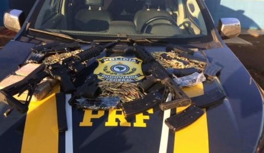 PRF apreende fuzis, pistola, munições e droga