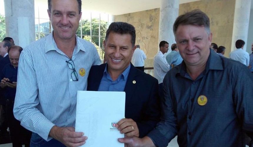 Prefeito de Santa Lucia  assina convenio de R$ 200 mil para asfalto