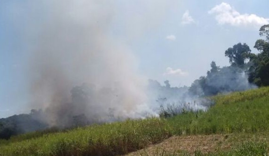 Bombeiros de Capitão combatem incêndio em canavial