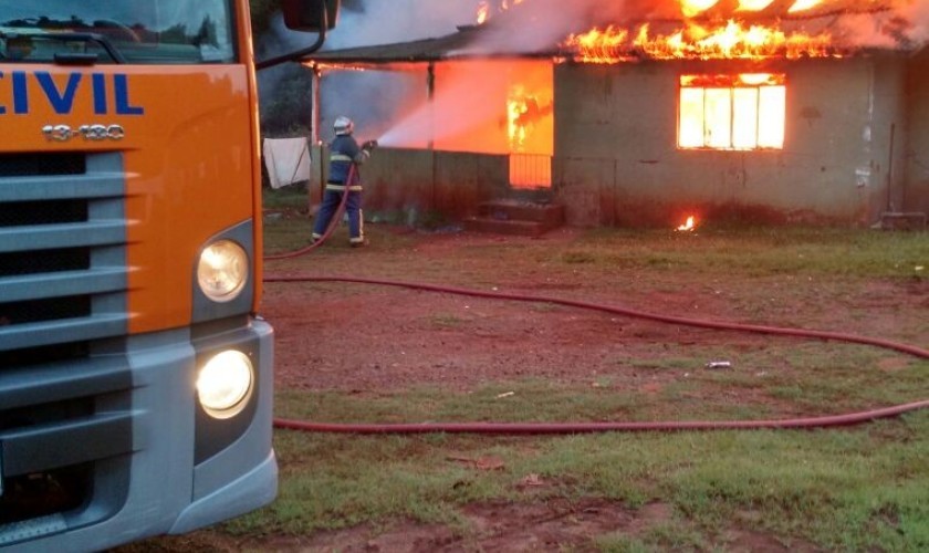 Fogo destrói casa no interior de Capitão