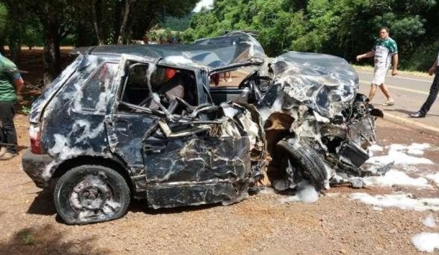 Carro bate em árvore na BR 163 e homem fica gravemente ferido