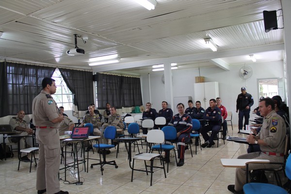 Bombeiros de Capitão recebem treinamento para trabalhar com equipamento desencarcerador