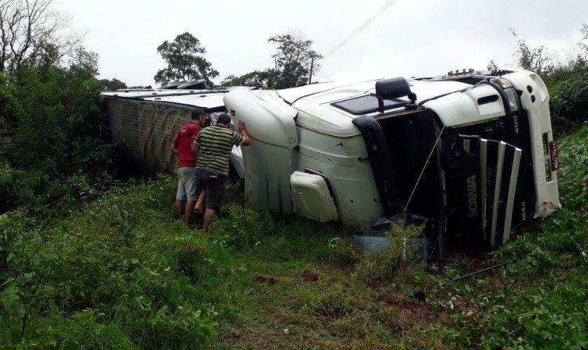 Carreta tomba na BR -163 na curva do Barea em Capitão