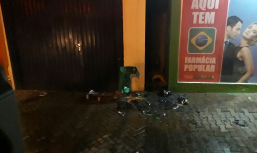 Bombeiros de Capitão apagam incêndio em lixeiro na Avenida Iguaçu