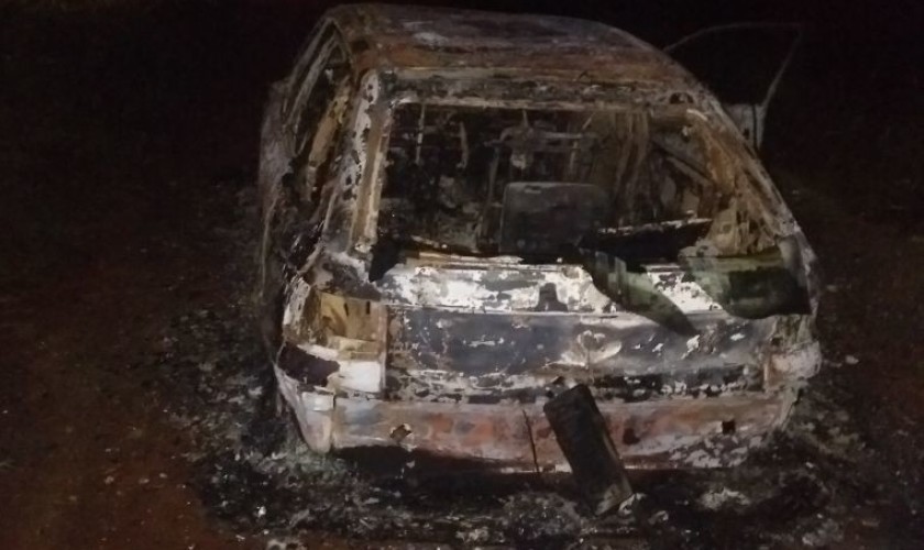 Bombeiros de Capitão fazem rescaldo em veiculo destruído pelo fogo
