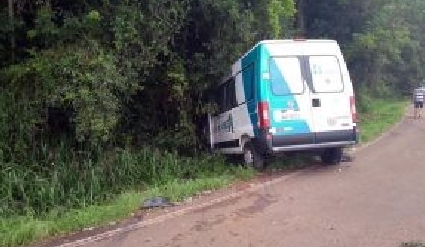 Salto do Lontra: Van do departamento de saúde se envolve em acidente