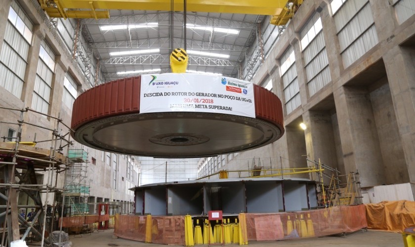 Usina Baixo Iguaçu desce o rotor do gerador da Unidade Geradora 01
