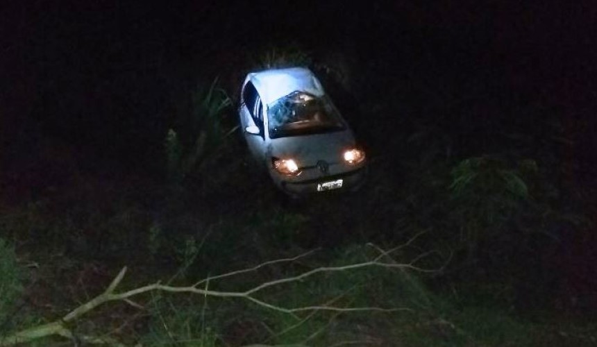 Veiculo capota na BR 163 em Capitão